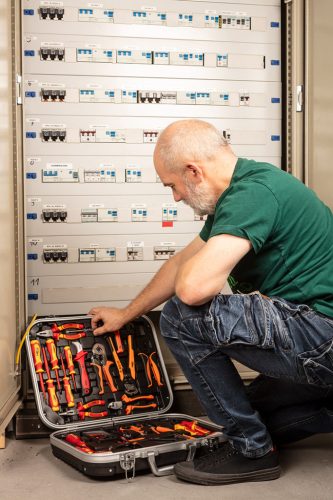 Szerszámkészlet villanyszerelőknek, 25 részes, kofferben