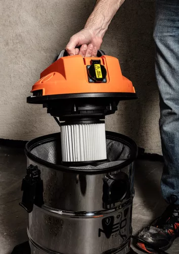 Száraz/vizes ipari porszívó, 1400W/18KPa, 30l-es inox tartály, gépcsatlakozó aljzat, komplett tartozékszett