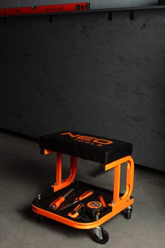 Szerelőszék, szerszámos polccal