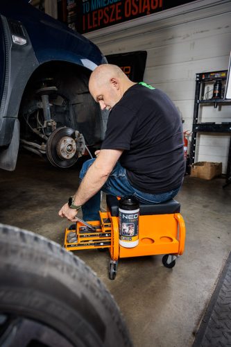 Szerelőszék, fém szerkezetű, kerekekkel, szerszámfiókokkal