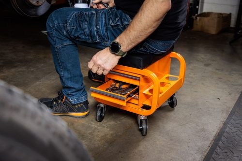 Szerelőszék, fém szerkezetű, kerekekkel, szerszámfiókokkal