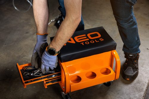 Szerelőszék, fém szerkezetű, kerekekkel, szerszámfiókokkal