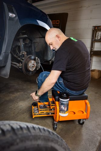 Szerelőszék, fém szerkezetű, kerekekkel, szerszámfiókokkal