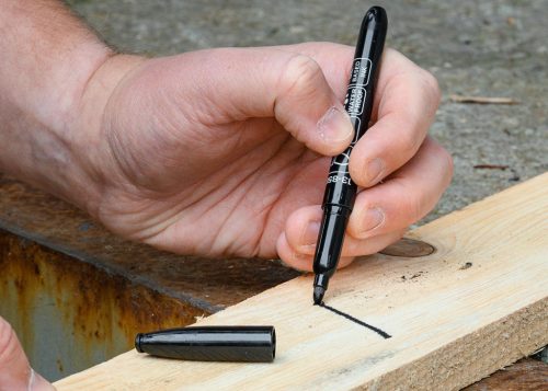 4db jelölőfilc, vízálló olajalapú festékkel, használat előtt felrázandó, fekete, normál hegyű