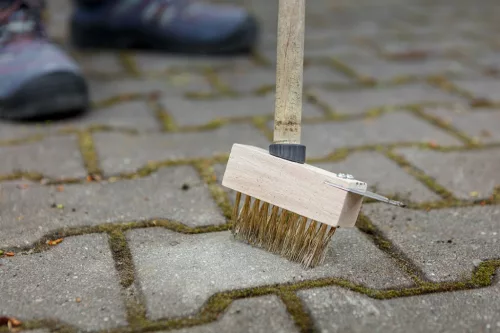 Drótkefe térkőtisztításhoz, fugakaparó pengével