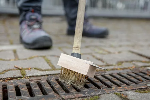Drótkefe térkőtisztításhoz, fugakaparó pengével