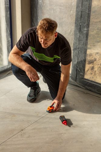 Kicsapózsinór + festék, műanyag házas, 30m, 1:3-as gyorsítóáttétel a zsinór visszatekeréshez, piros porfesték