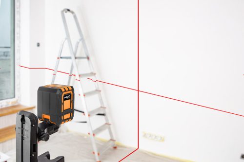 Lézeres szintező, önbeálló keresztvonallézer, piros, 20m, mágneses tartókonzol, 1/4"-os menet, 2db AA elem