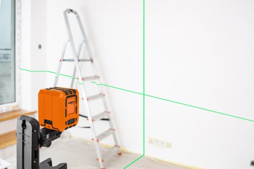 Lézeres szintező, önbeálló keresztvonallézer, piros, 30m, mágneses tartókonzol, 1/4"-os menet, 2db AA elem