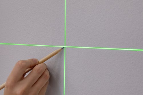 Lézeres szintező, önbeálló keresztvonallézer, piros, 30m, mágneses tartókonzol, 1/4"-os menet, 2db AA elem