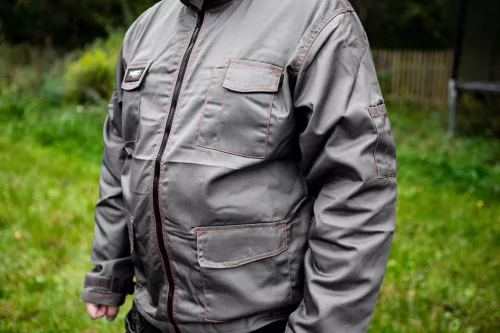Munkakabát, BASIC, XL/56, 35% pamut, 65% polyester, Többfunkciós zsebek, gumírozott derék, CE EN341