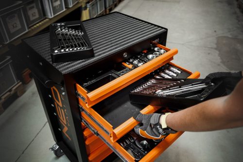 Műhelykocsi, 7 fiókos, 129db szerszámmal, 680x460x1030mm, szerszámkocsi