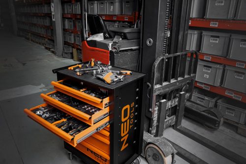 Műhelykocsi, 7 fiókos, 129db szerszámmal, 680x460x1030mm, szerszámkocsi