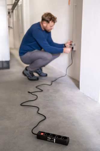 Hálózati elosztó, kapcsolós, 3 aljzat, 1,5m/ 3x1,5mm2 kábel, fekete