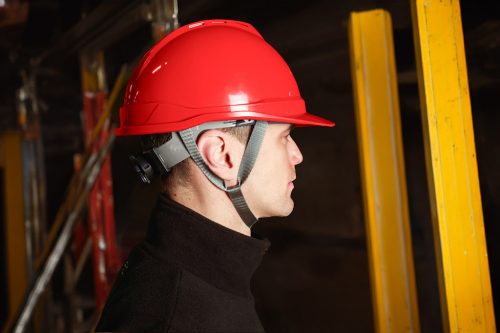 Védősisak állszíjjal, piros