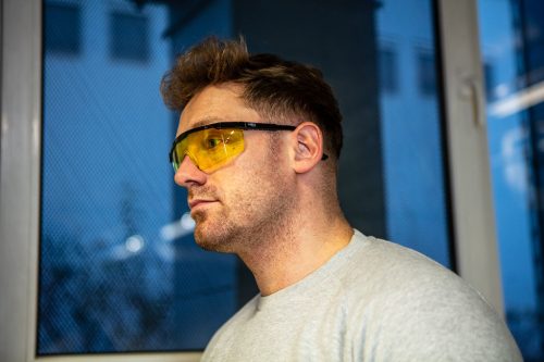 Védőszemüveg, sárga lencsékkel, állítható szárral