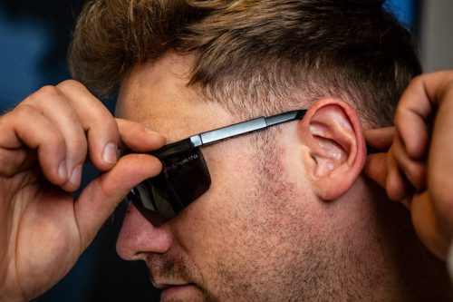 Biztonsági szemüveg, sötét lencsékkel, állítható szárral