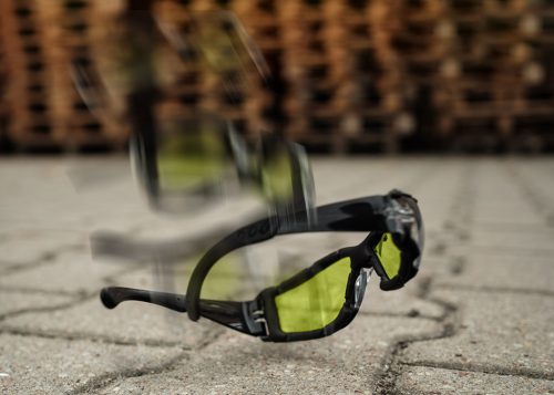 Védőszemüveg, polifoam porvédő peremmel, sárga lencsékkel, f osztályú ellenállósági osztályú