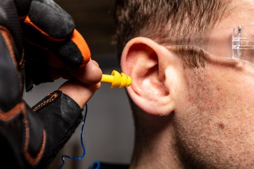 Füldugó, zsinórral, műanyag tárolódobozzal