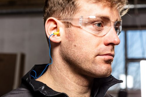 Füldugó, zsinórral, műanyag tárolódobozzal