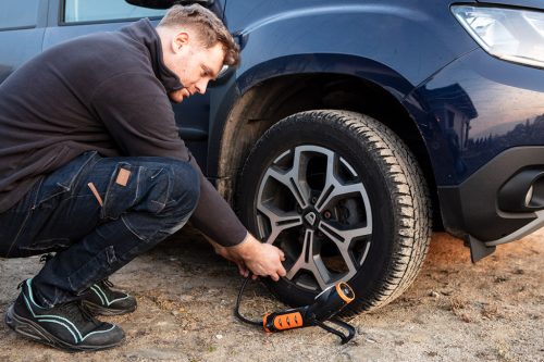 Akkus kompresszor és lámpa, 2000mAh akku, 800+400lum fényerő, max 10bar nyomás, USB és autós töltő