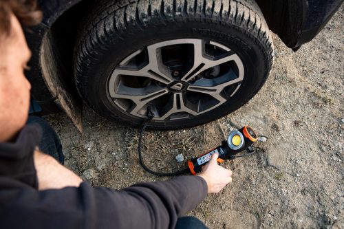 Akkus kompresszor és lámpa, 2000mAh akku, 800+400lum fényerő, max 10bar nyomás, USB és autós töltő