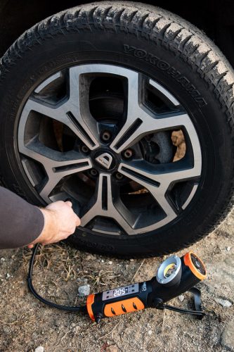 Akkus kompresszor és lámpa, 2000mAh akku, 800+400lum fényerő, max 10bar nyomás, USB és autós töltő